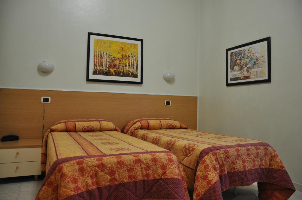 Hotel Villa Robinia Genzano di Roma Buitenkant foto