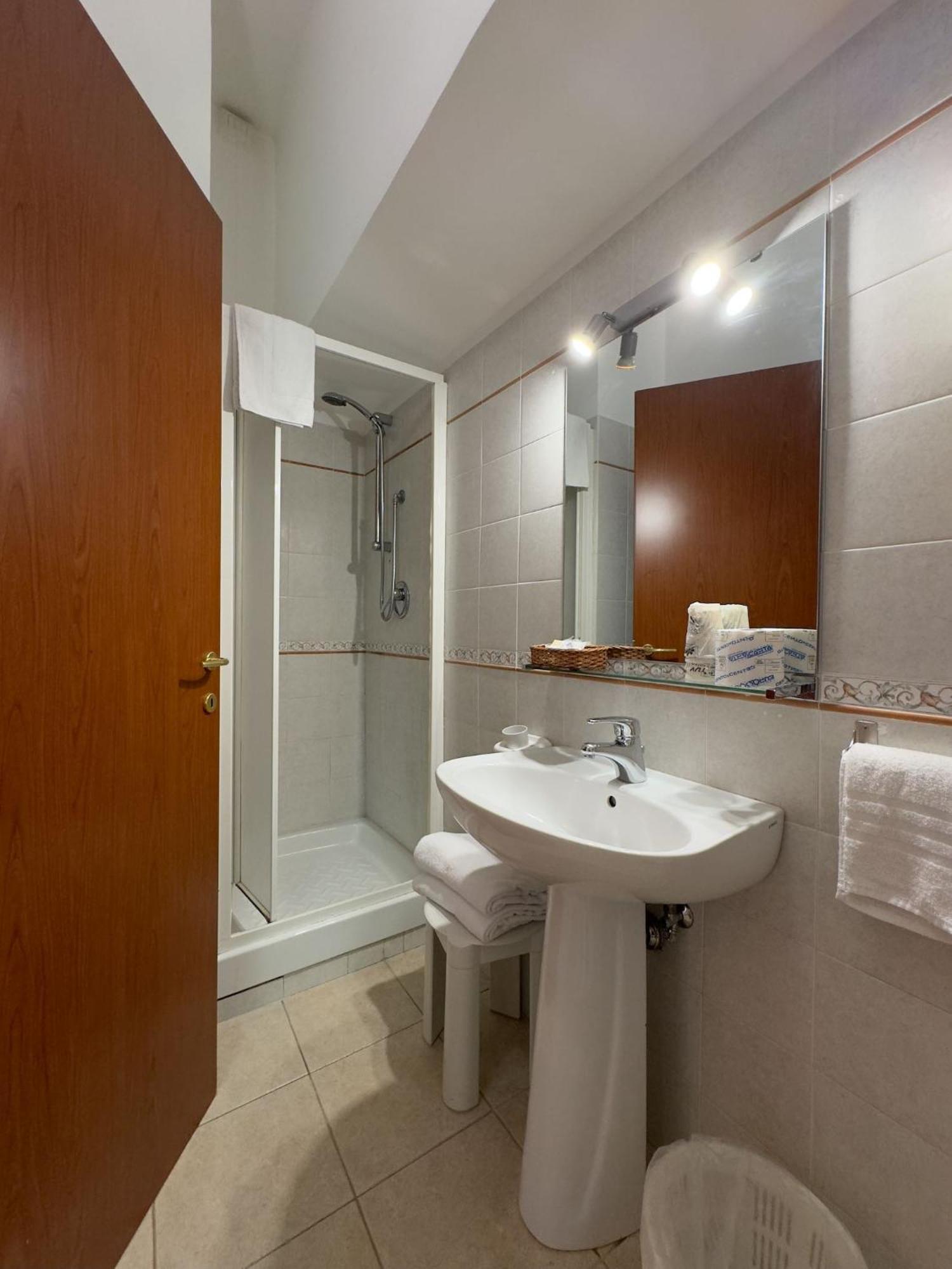 Hotel Villa Robinia Genzano di Roma Buitenkant foto
