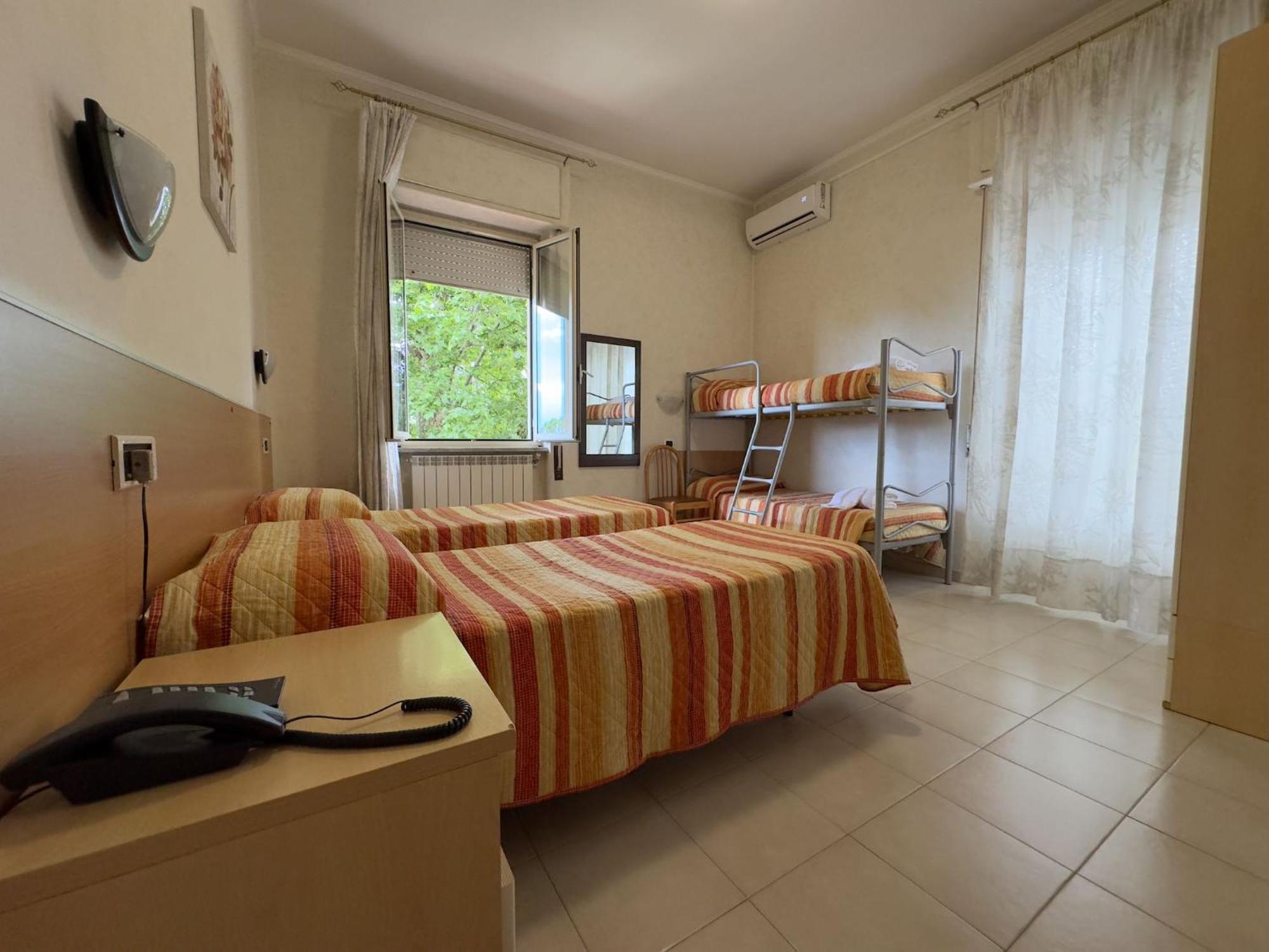 Hotel Villa Robinia Genzano di Roma Buitenkant foto