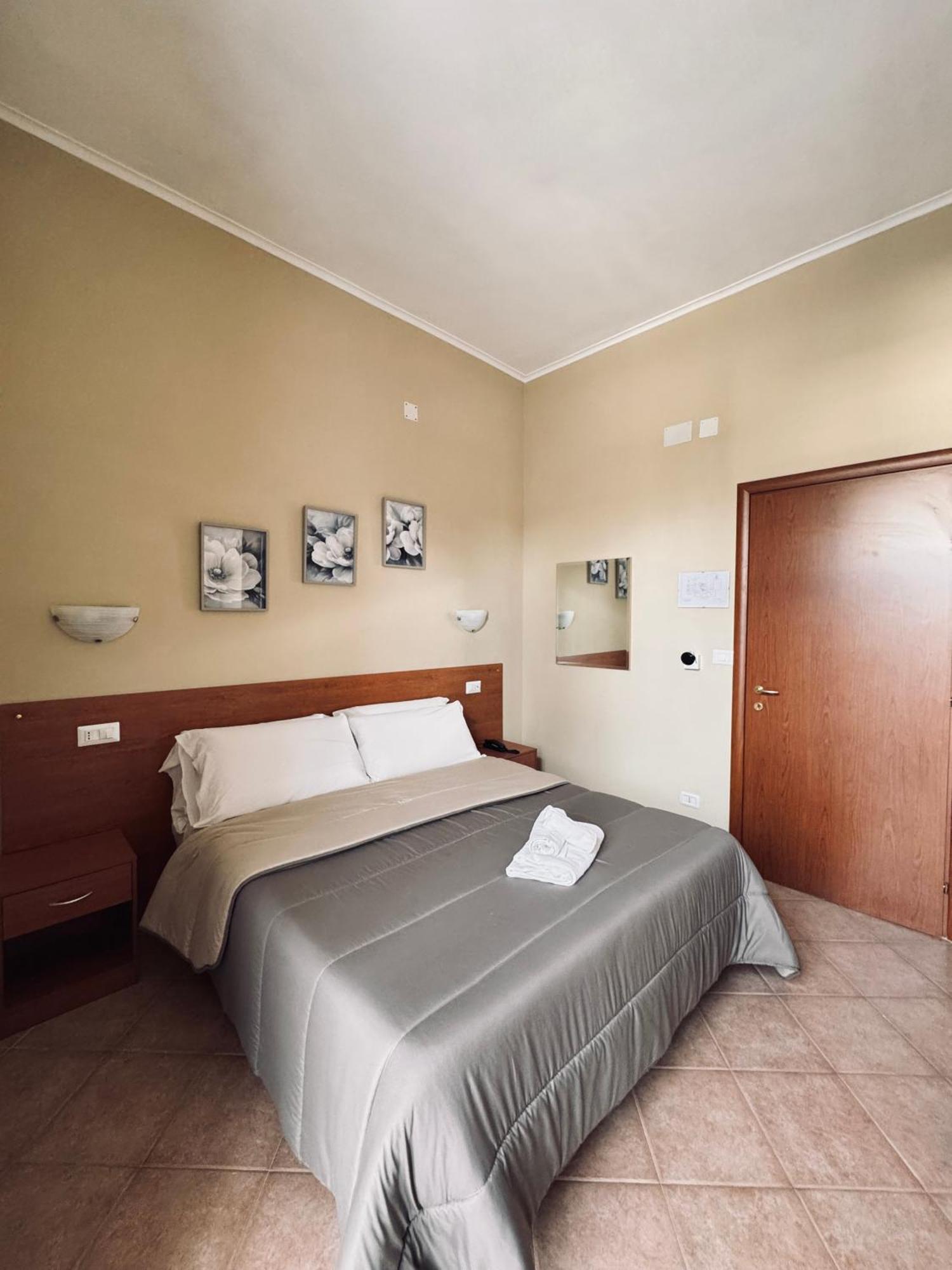 Hotel Villa Robinia Genzano di Roma Buitenkant foto