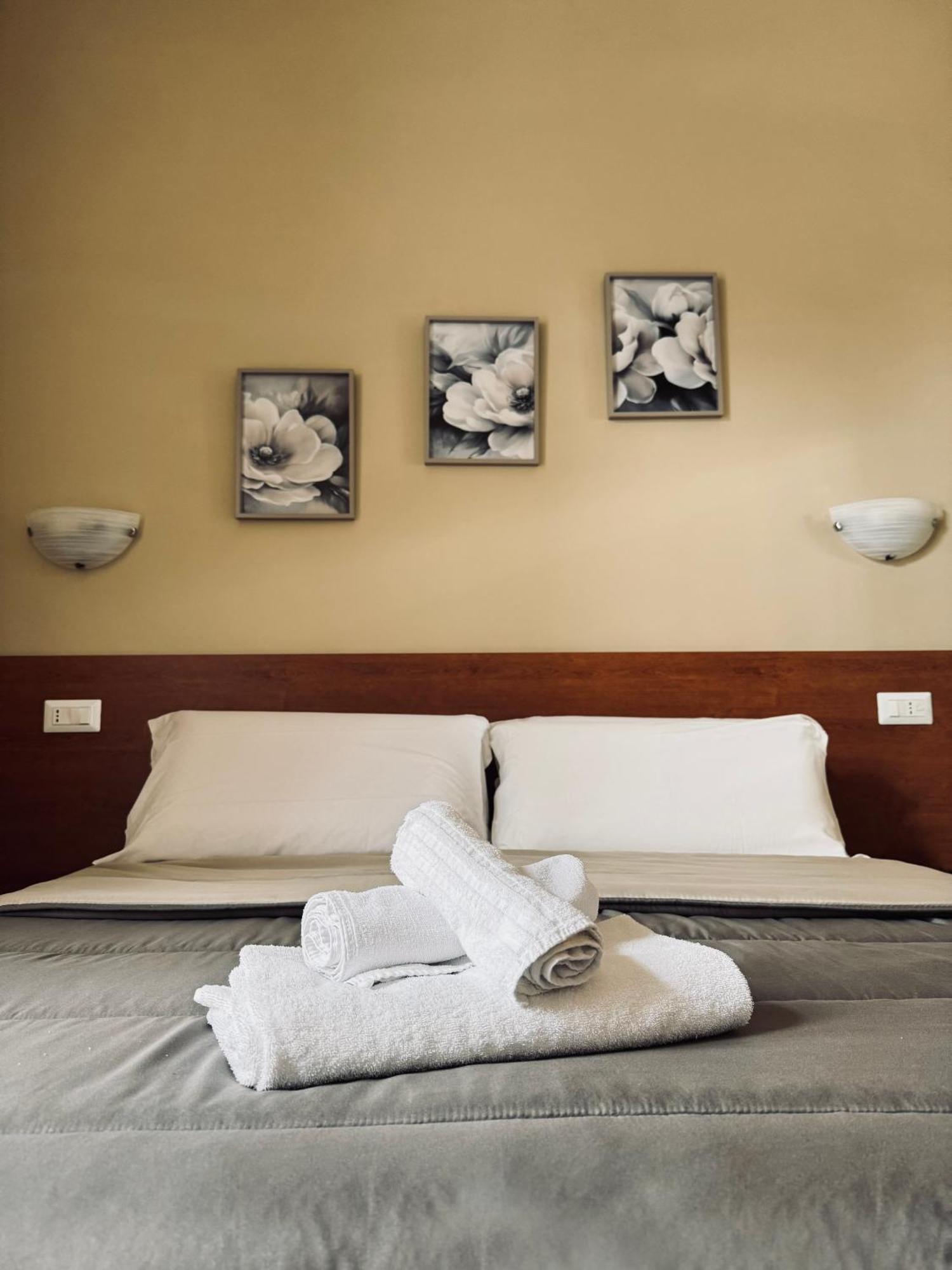 Hotel Villa Robinia Genzano di Roma Buitenkant foto