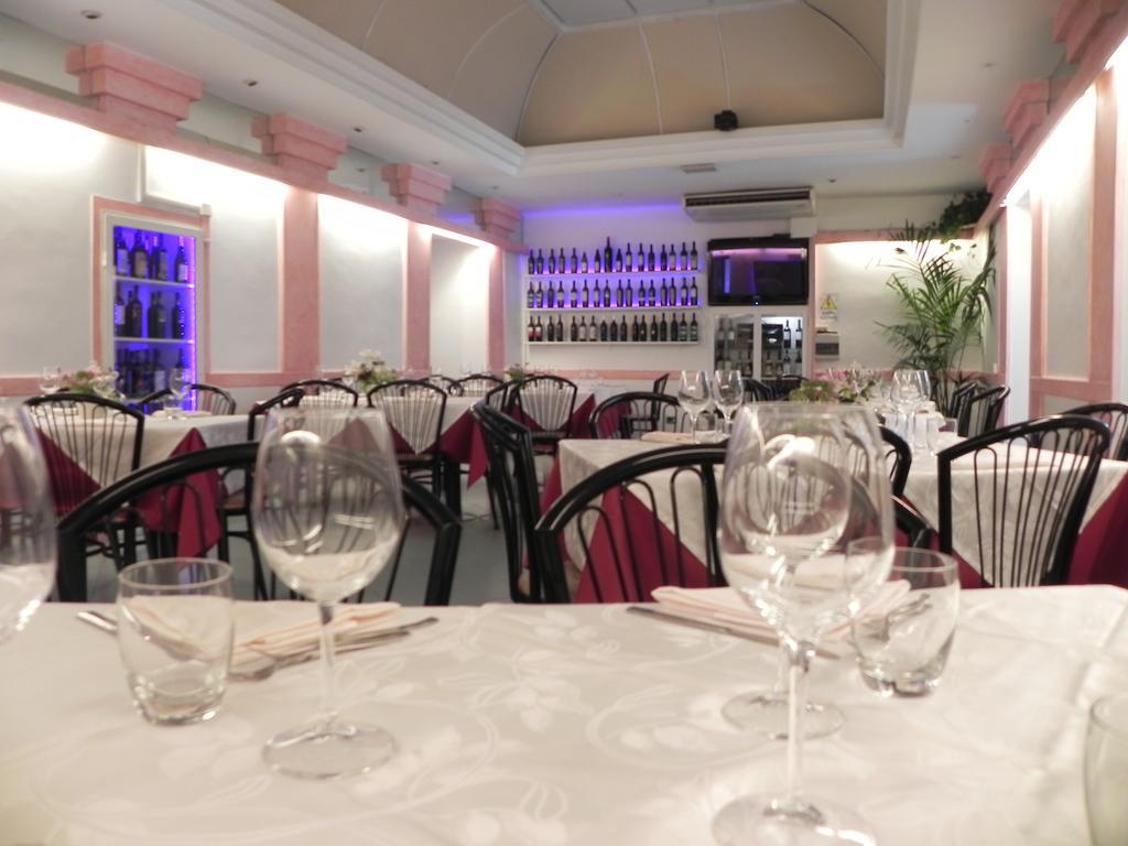 Hotel Villa Robinia Genzano di Roma Buitenkant foto
