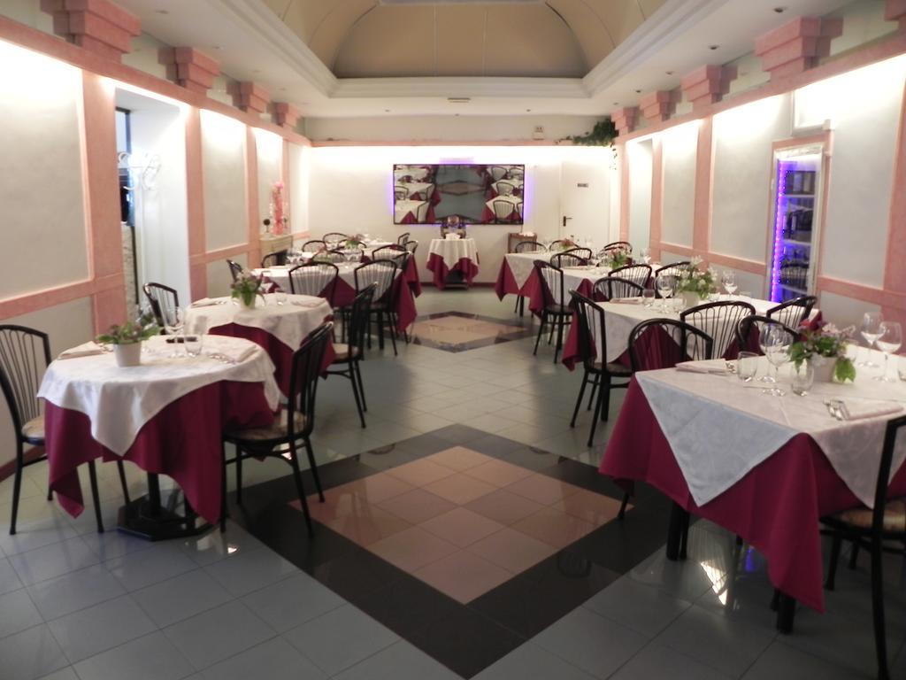 Hotel Villa Robinia Genzano di Roma Buitenkant foto