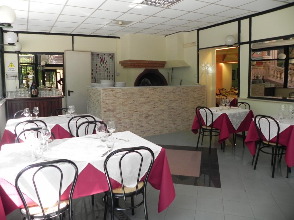 Hotel Villa Robinia Genzano di Roma Buitenkant foto