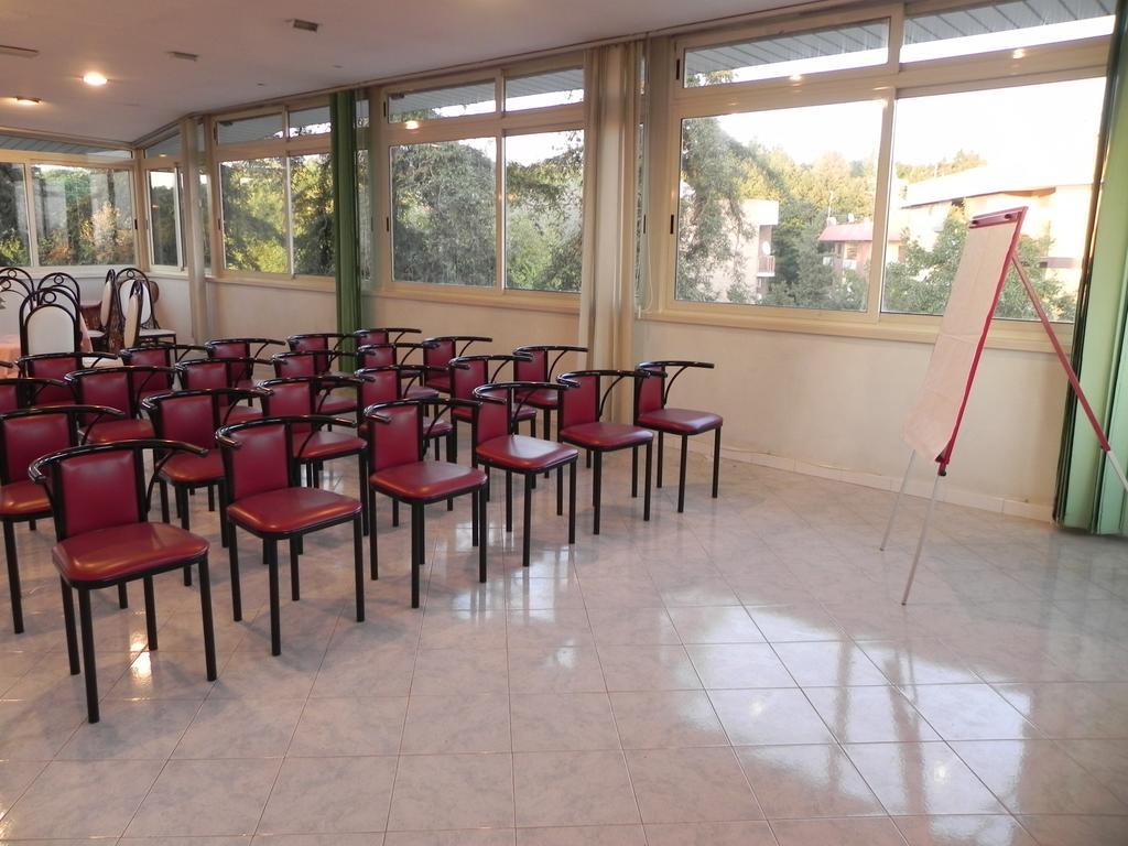 Hotel Villa Robinia Genzano di Roma Buitenkant foto