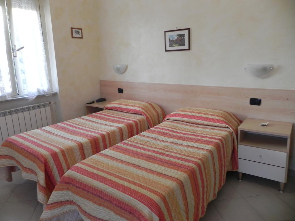 Hotel Villa Robinia Genzano di Roma Kamer foto