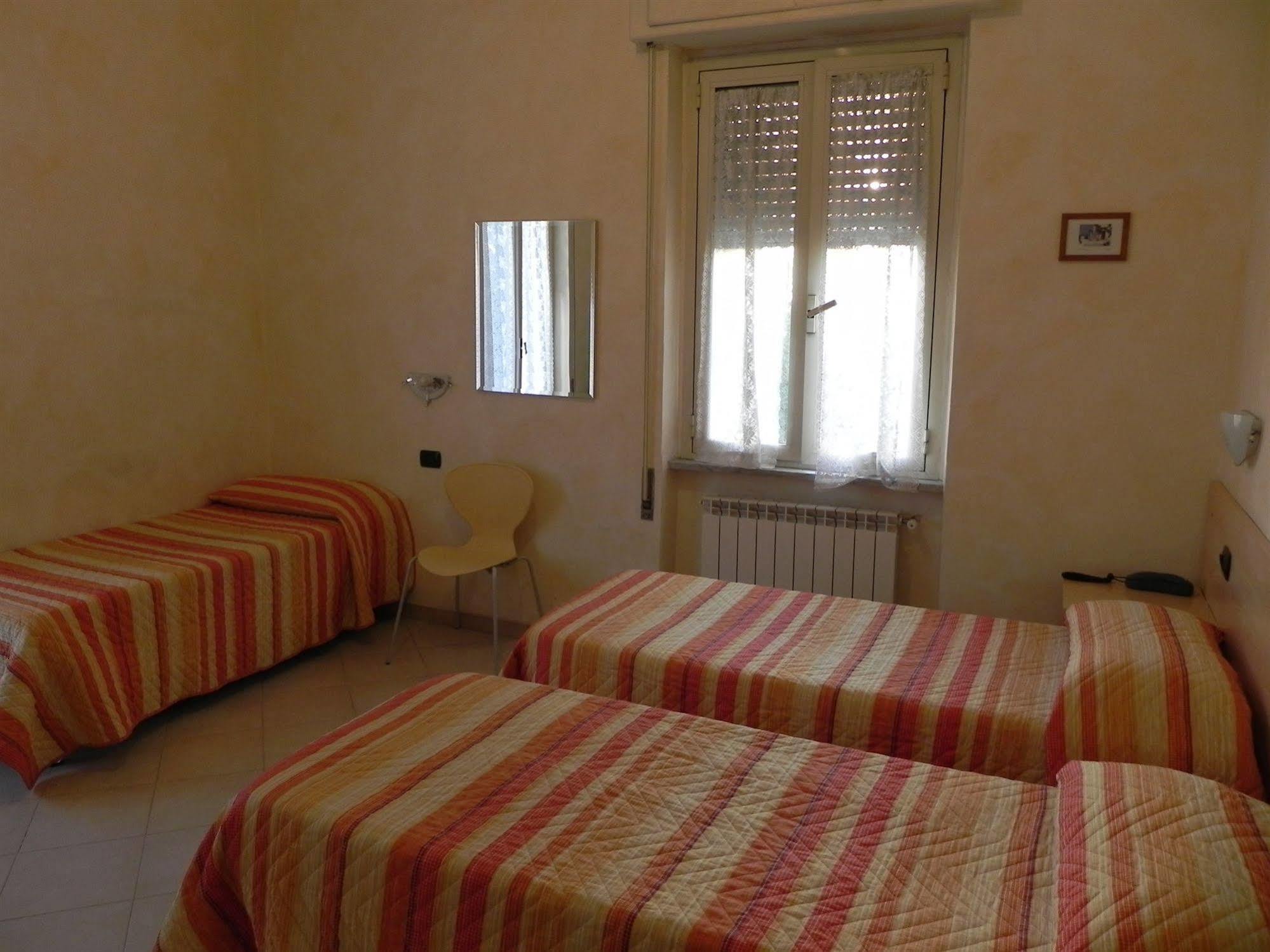 Hotel Villa Robinia Genzano di Roma Buitenkant foto