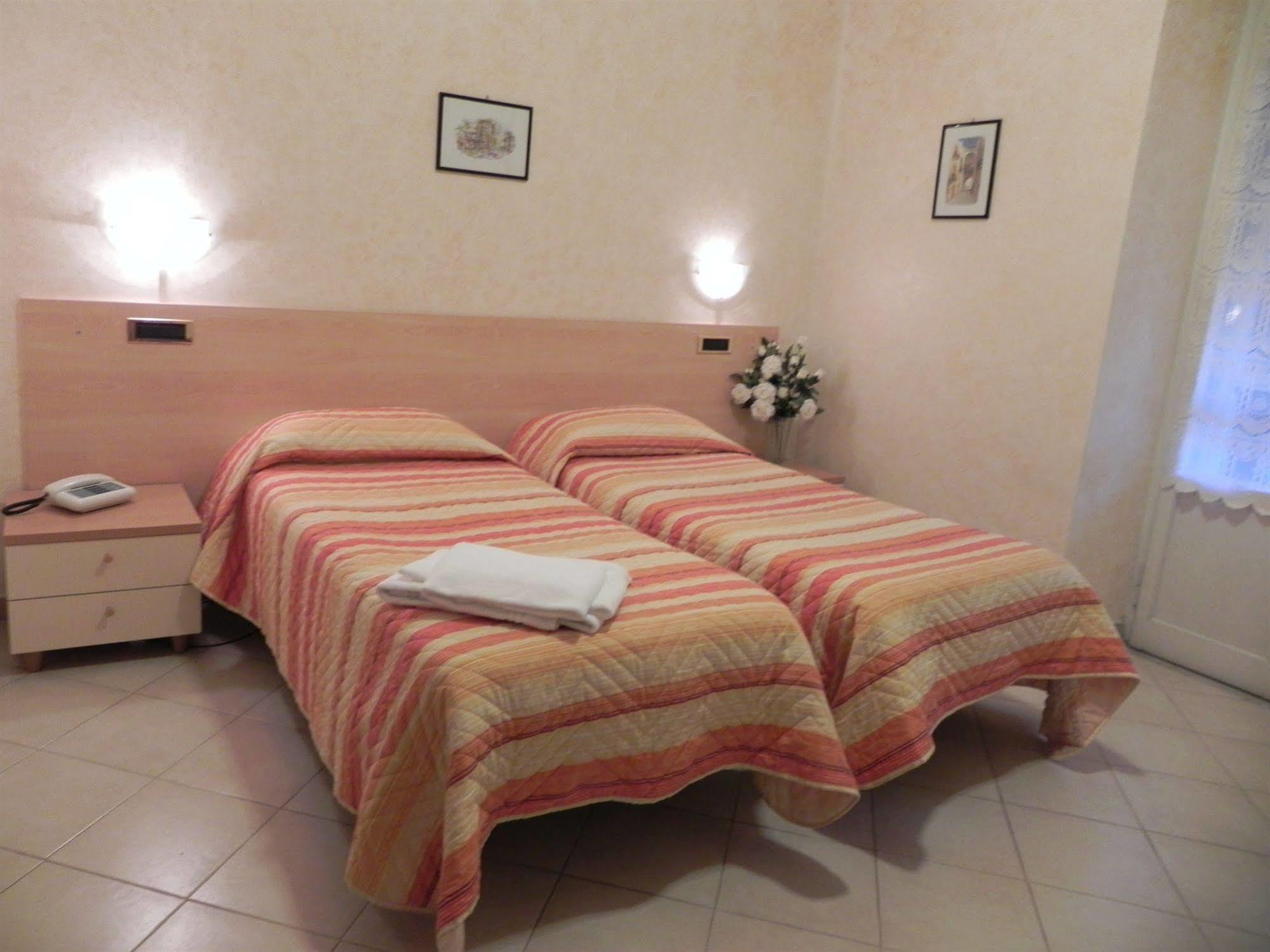 Hotel Villa Robinia Genzano di Roma Buitenkant foto