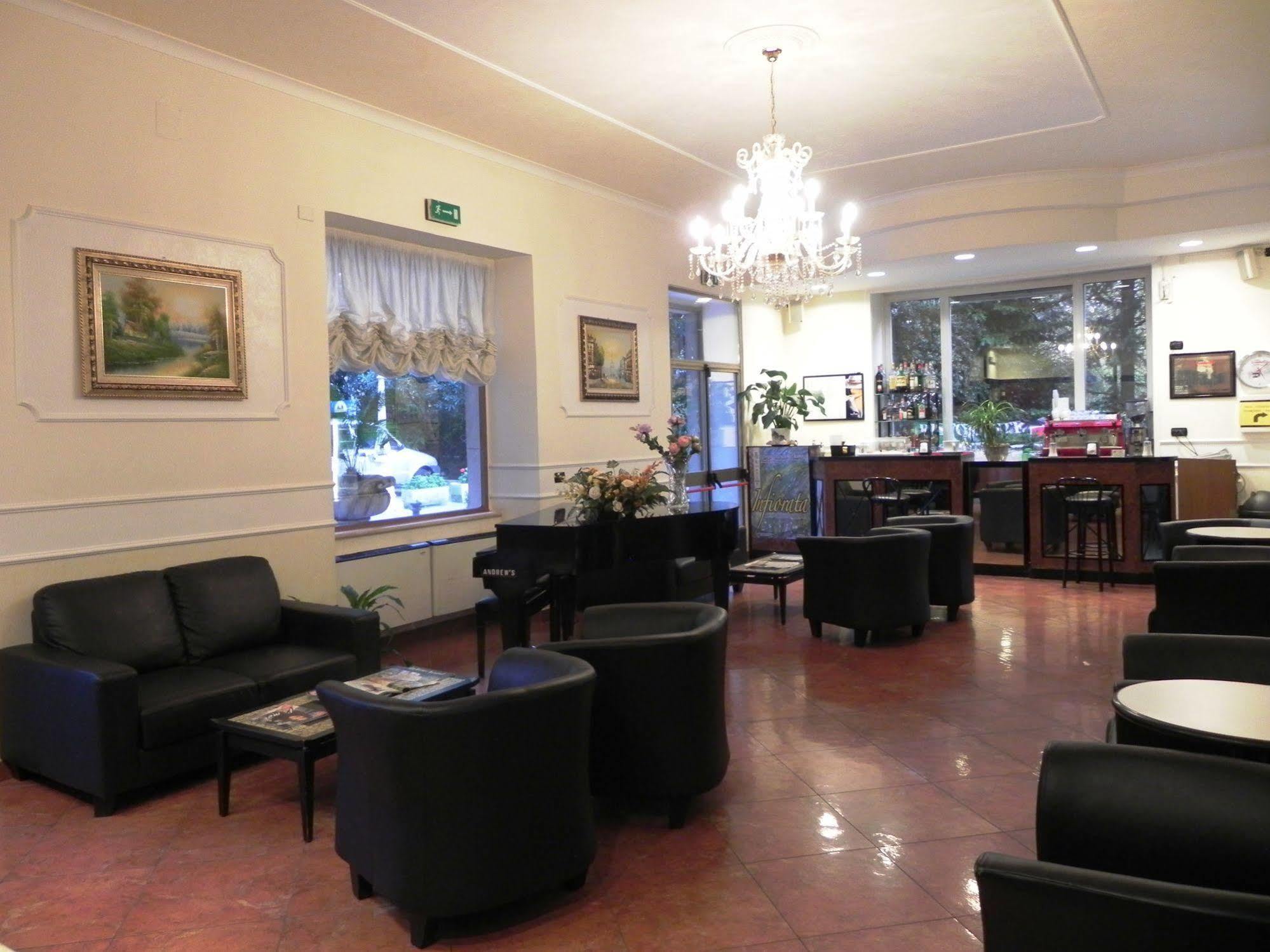 Hotel Villa Robinia Genzano di Roma Buitenkant foto