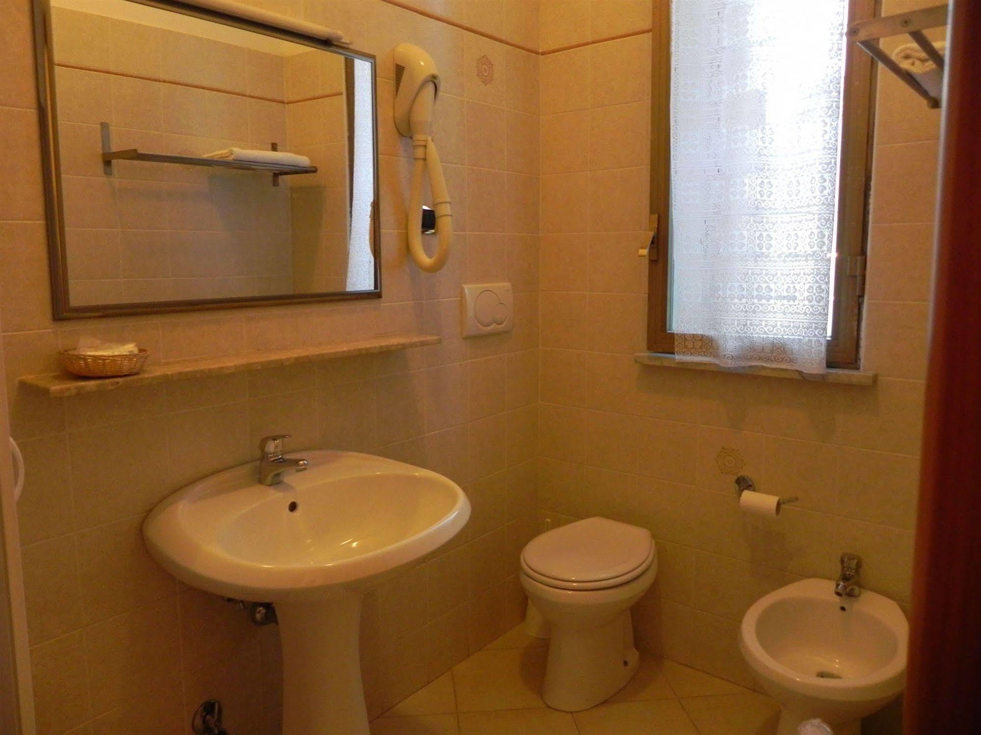 Hotel Villa Robinia Genzano di Roma Buitenkant foto