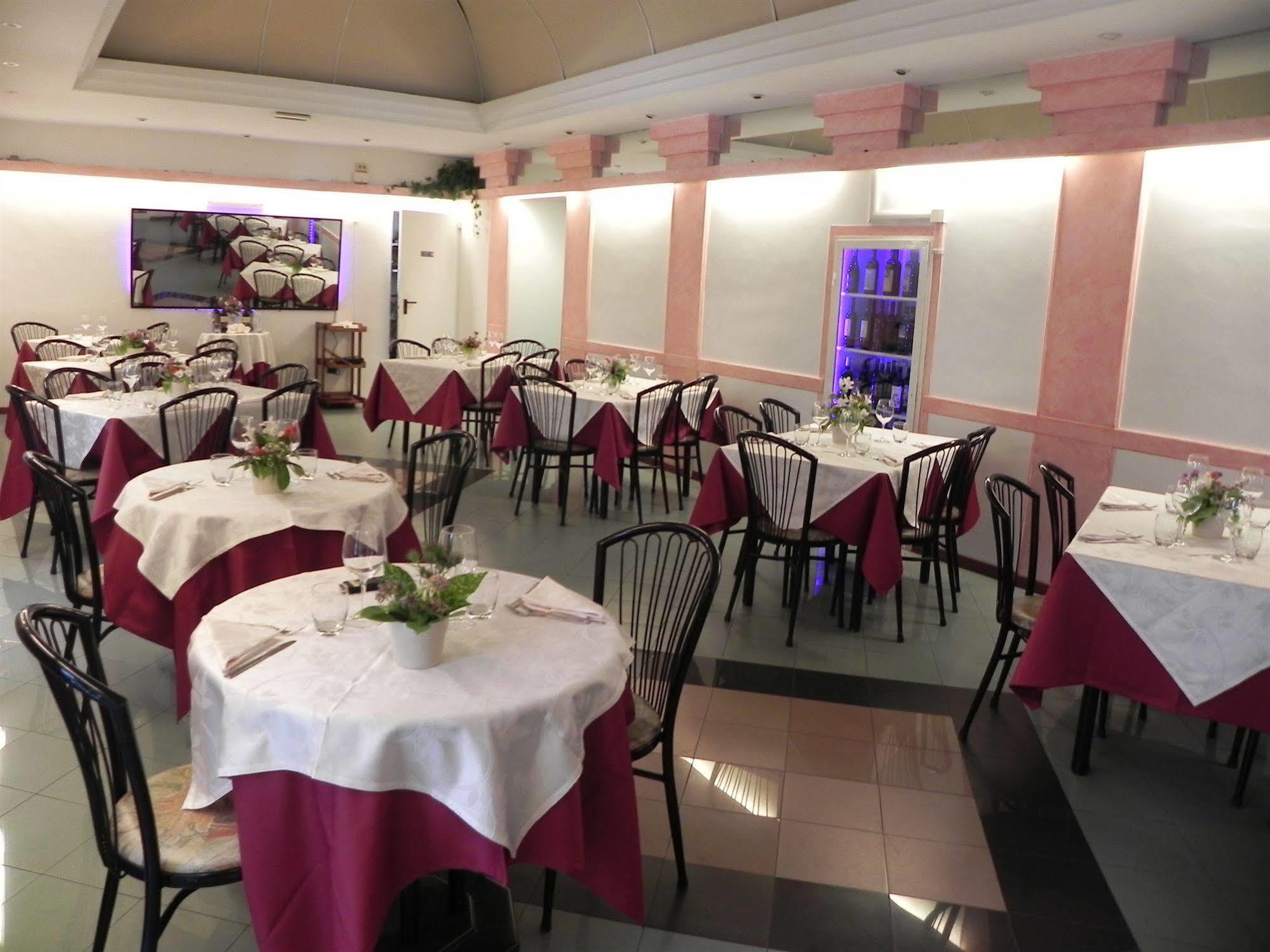 Hotel Villa Robinia Genzano di Roma Buitenkant foto