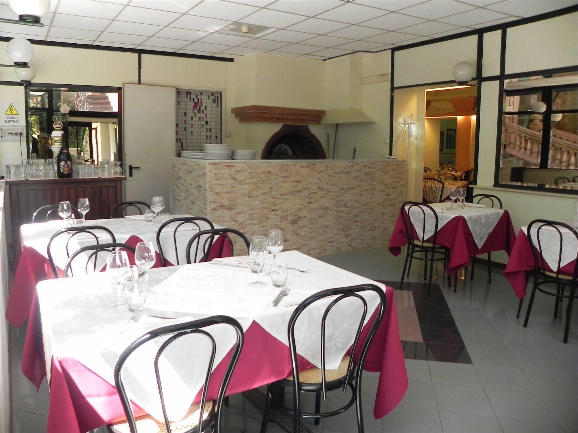 Hotel Villa Robinia Genzano di Roma Buitenkant foto
