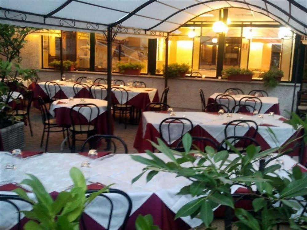 Hotel Villa Robinia Genzano di Roma Buitenkant foto